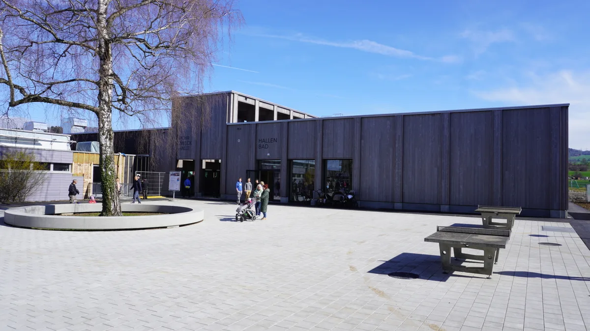 Aussenansicht einer Mehrzweckhhalle.
